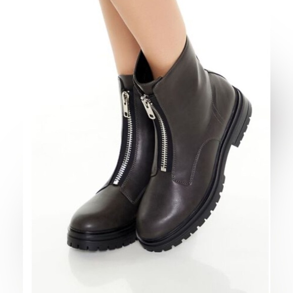 Forever 21 Women’s Zippered Lug-Sole Booties Black 8 - Picture 1 of 11